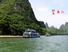选择乘坐游船游漓江的游客一般都会找到旅行社报上个含接送的漓江游船一日游线路